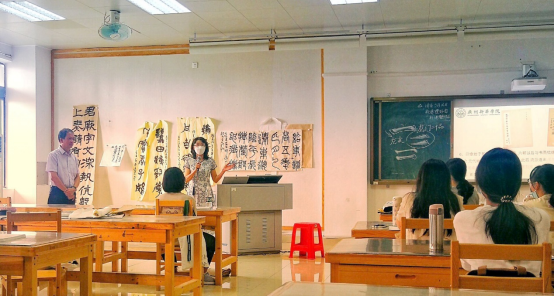 秋季学期是学校转设更名为广州新华学院的第一个新学期,同时也是我们