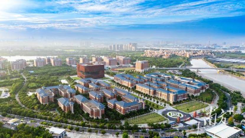 广州新华学院（东莞华阳湖校区）。
