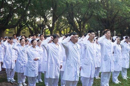 6.护士宣誓 实习记者赵栩麦 (4)