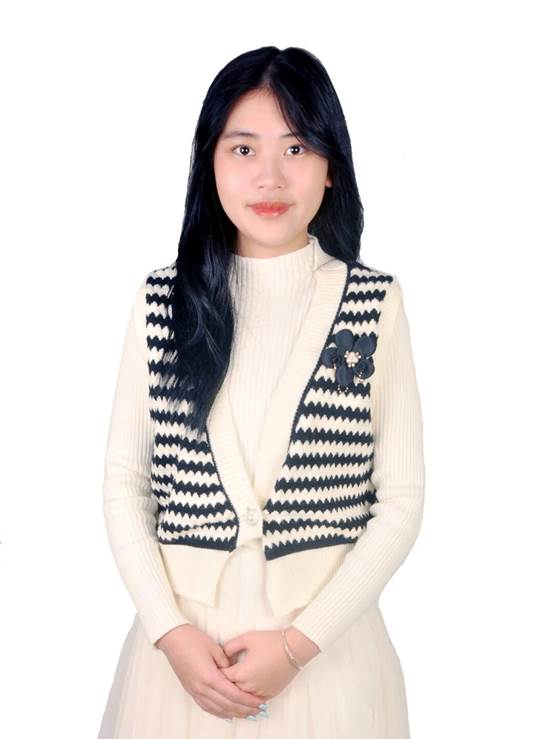 穿白色衣服的女人在微笑AI 生成的内容可能不正确。