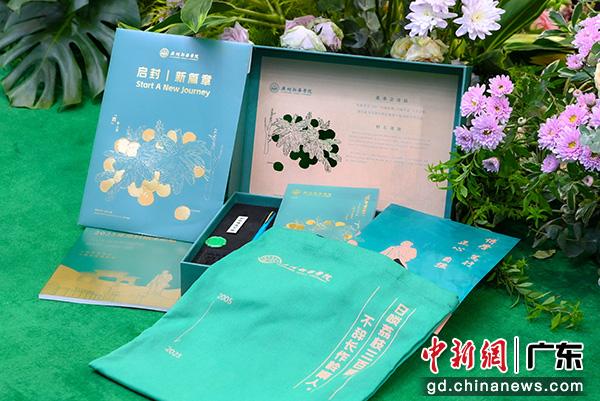 广州新华学院录取通知书盒子(广州新华学院供图) 广州新华学院录取通知书盒子(广州新华学院供图)