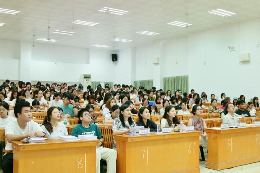 同学们认真听讲