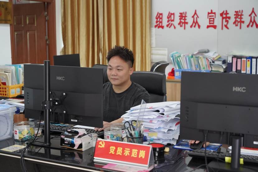 黄志锋校友