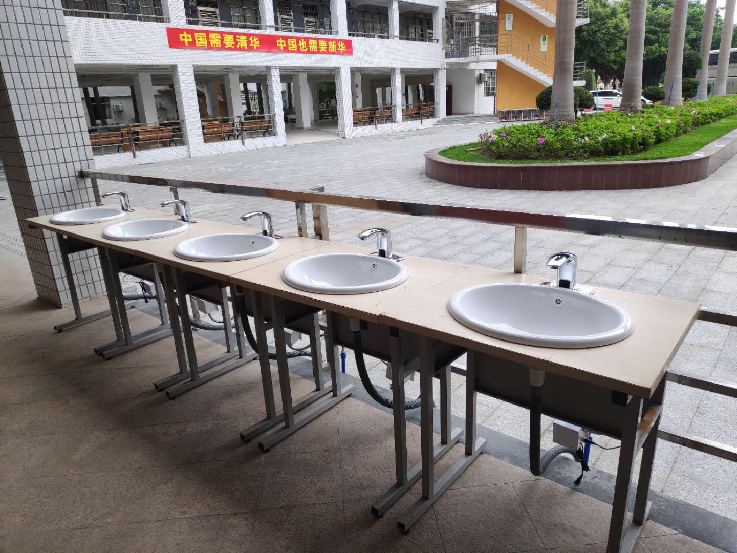 学校在师生流通较密集的公共区域,按最新防疫标准增设无接触式洗手池